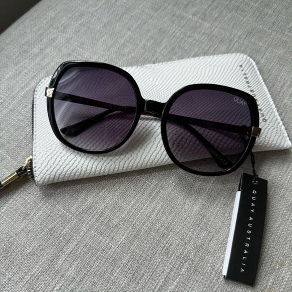 Quay Australia x Chrissy Teigen Gold Dust Sunglasses Black/ Gold NWT - Picture 1 of 13